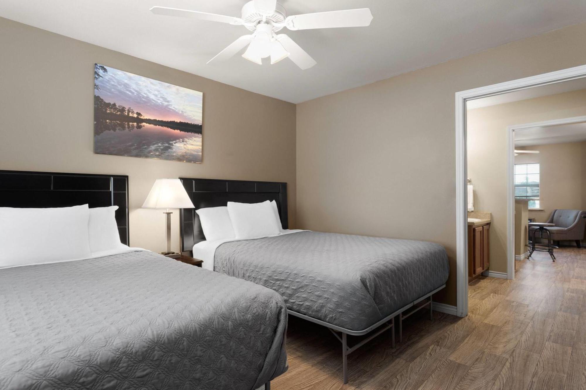 Eagle'S Den Suites Andrews A Travelodge By Wyndham Esterno foto