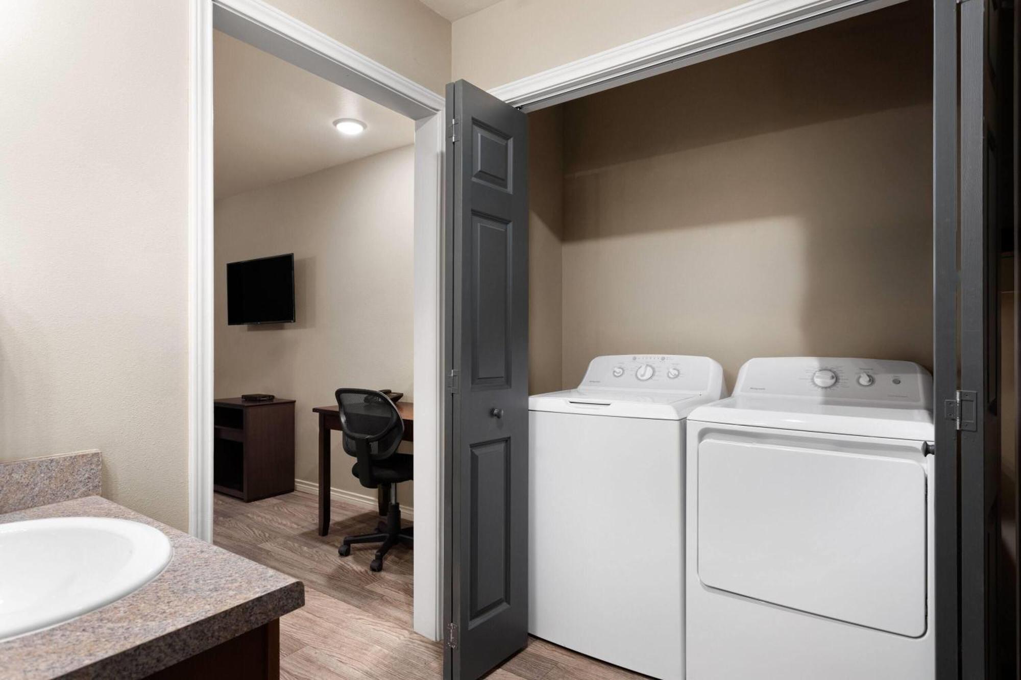 Eagle'S Den Suites Andrews A Travelodge By Wyndham Esterno foto